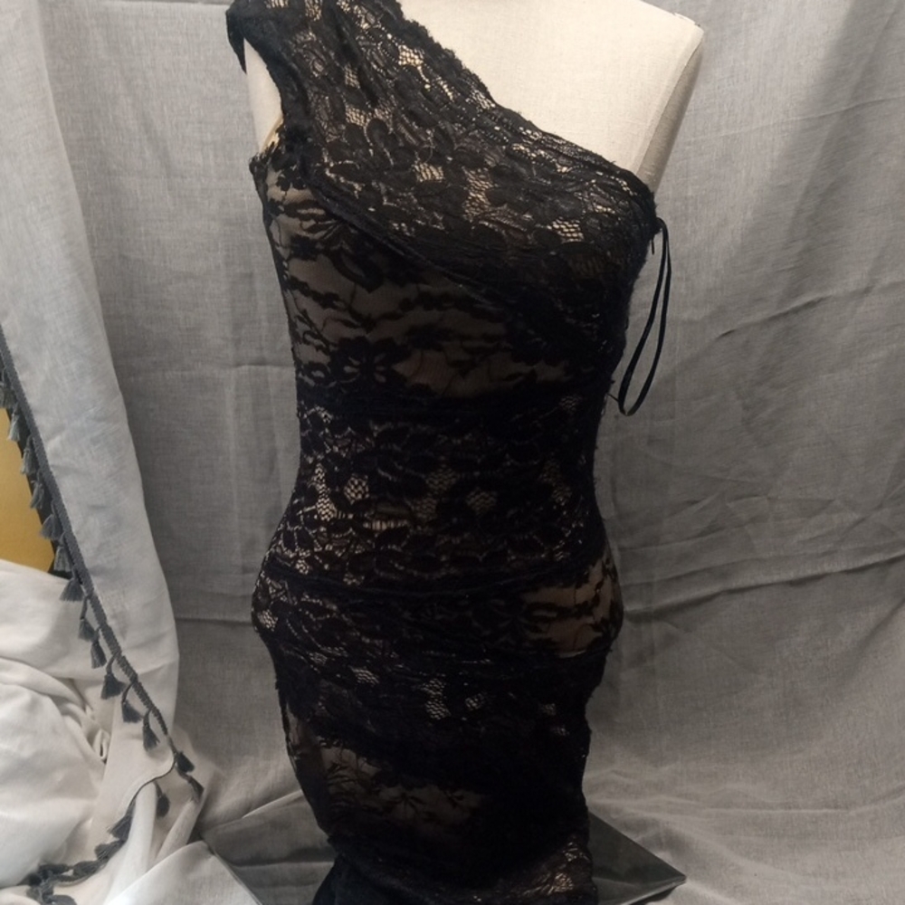 Elegant Black Lace One-Shoulder Dress